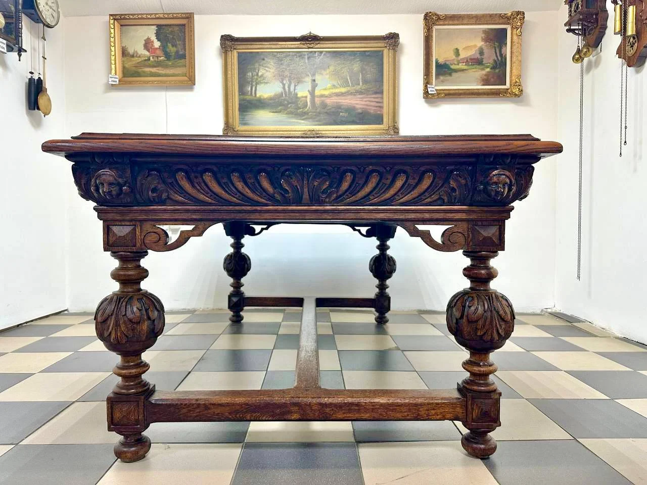 Антикварний обідній стіл з масиву дуба