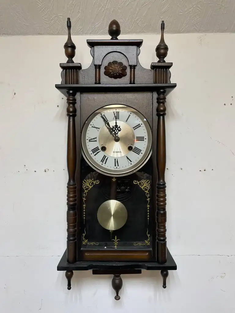 Настінний годинник з боєм