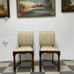 Класичні дубові стільці з м'якою оббивкою