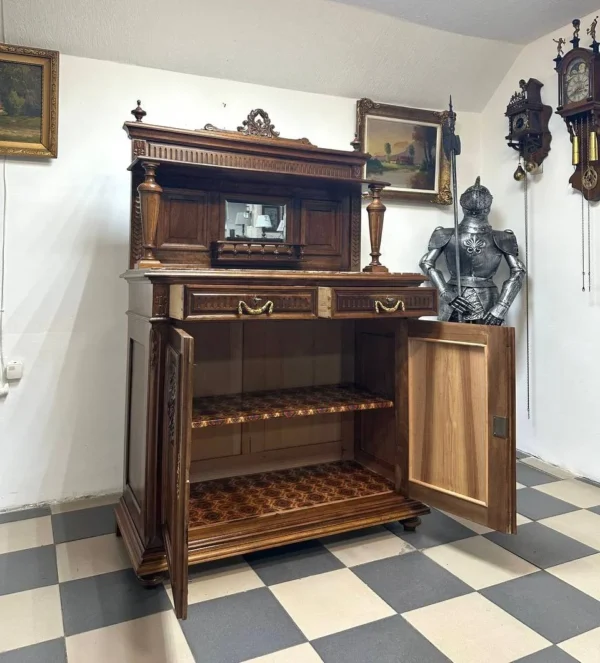 Антикварний сервант з мармуровою стільницею
