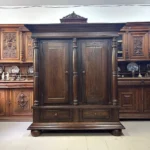 Старовинна різьблена дубова шафа