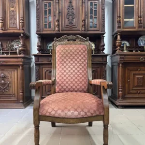 Крісло з високою спинкою та рожевою оббивкою