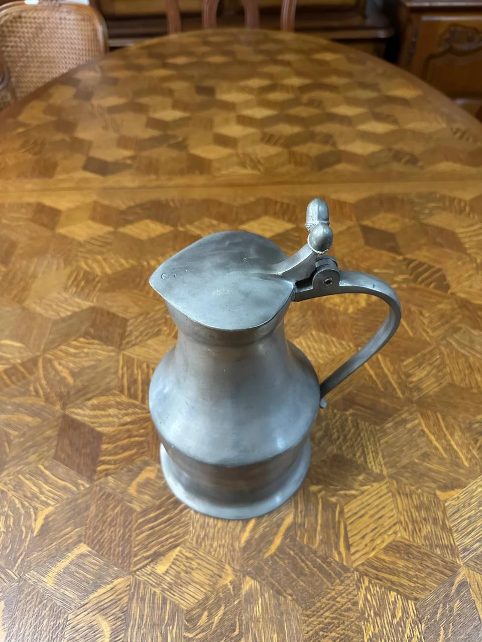 Масивний олов'яний глек