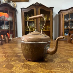 Вінтажний мідний чайник