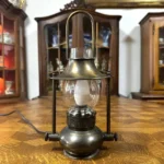 Компактний настільний світильник