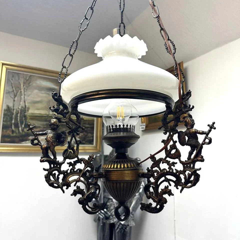 Люстри та бра