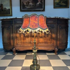 Елегантний торшер: м'яке світло та вишуканий метал