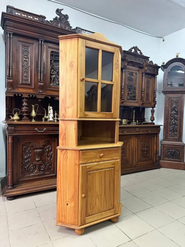 Кутова вітрина зі світлого дерева