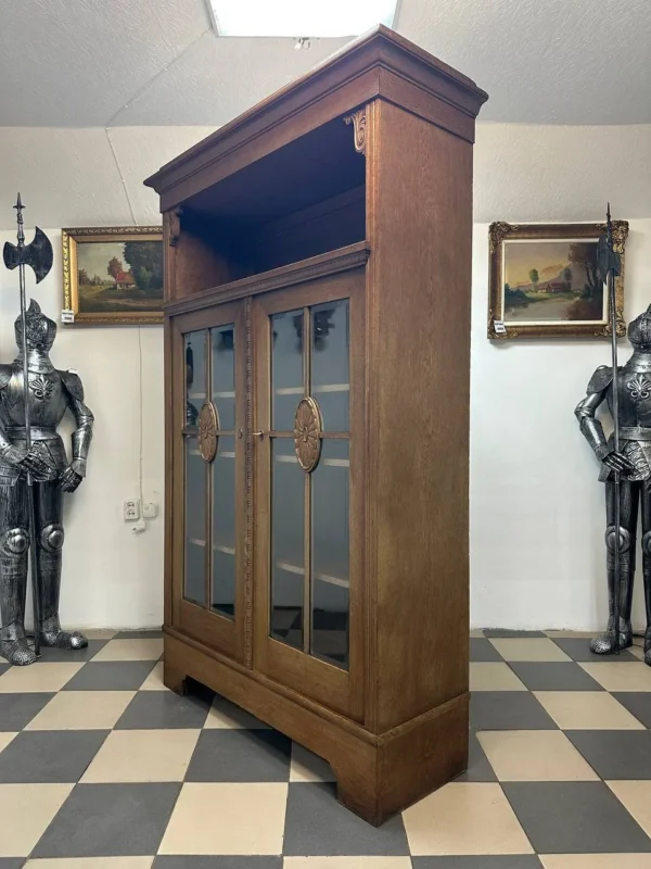 Дубова вітрина-сервант