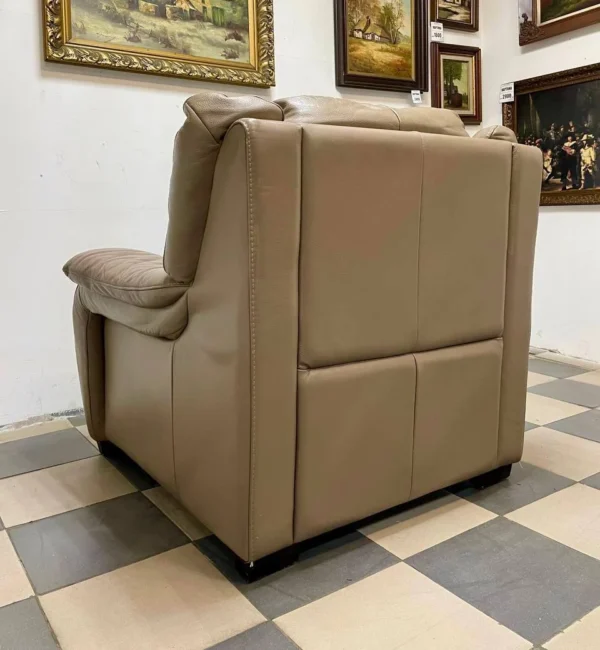 Шкіряне крісло