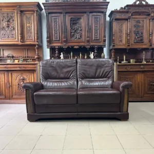 шкіряний диван з деревом, диван шкіра дуб, диван класичний, натуральна шкіра, теляча шкіра, масив дуба, антікмеблі, antikmebli, купити диван, замовити шкіряний диван, 3360, шкіряний диван Київ, шкіряний диван Львів, шкіряний диван Одеса, шкіряний диван Дніпро, шкіряний диван Харків, шкіряний диван Запоріжжя, шкіряний диван Вінниця, шкіряний диван Житомир, шкіряний диван Рівне, шкіряний диван Івано-Франківськ, шкіряний диван Тернопіль, шкіряний диван Луцьк, шкіряний диван Чернівці, шкіряний диван Хмельницький, шкіряний диван Ужгород, шкіряний диван Полтава, шкіряний диван Суми, шкіряний диван Чернігів, шкіряний диван Черкаси, шкіряний диван Кропивницький, шкіряний диван Миколаїв, шкіряний диван Херсон, шкіряний диван Кривий Ріг, шкіряний диван Бердичів, диван для кабінету, м'які меблі шкіра