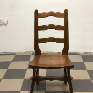 Дубовий стілець