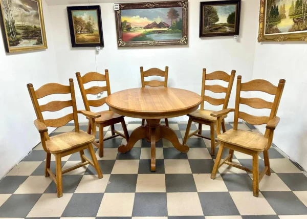 Круглий стіл з масиву дуба