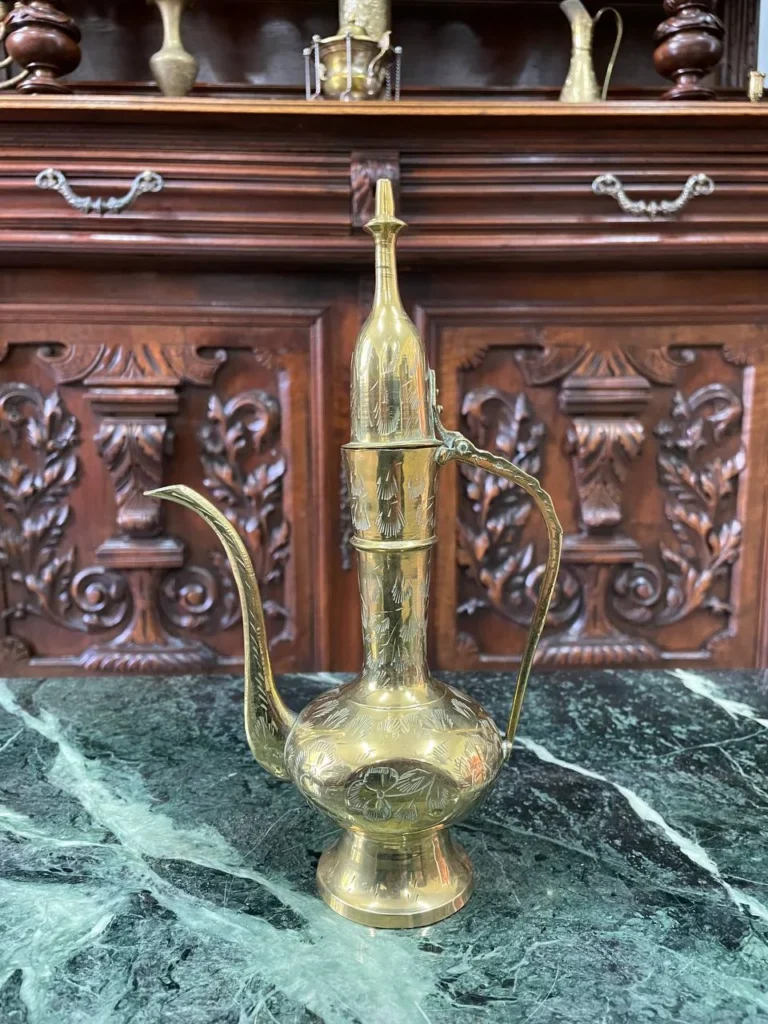 Східний латунний чайник