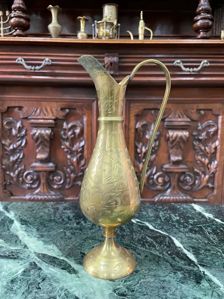 Східний латунний глечик