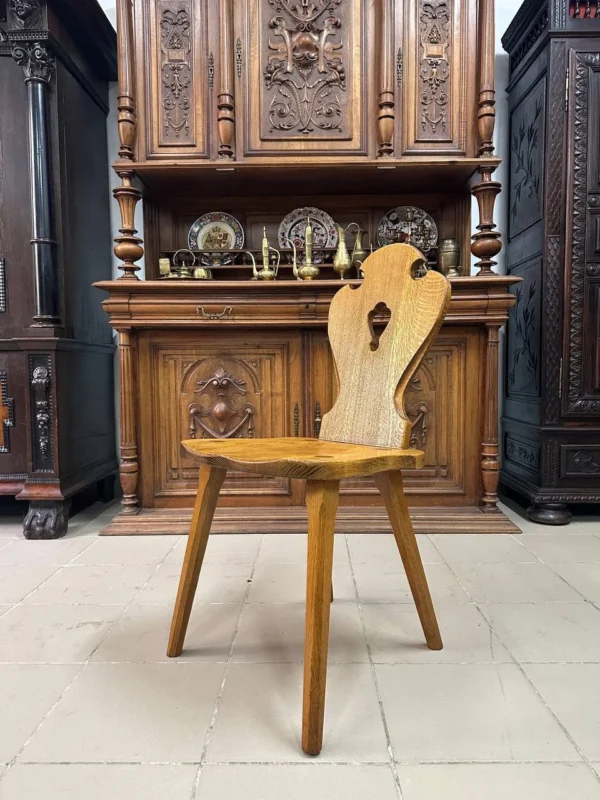 Дубові стільці з фігурною спинкою