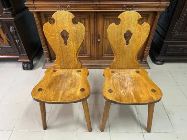 Дубові стільці з фігурною спинкою