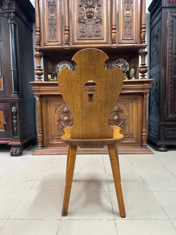 Дубові стільці з фігурною спинкою