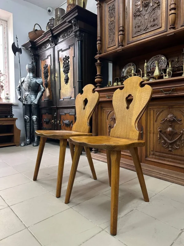 Дубові стільці з фігурною спинкою