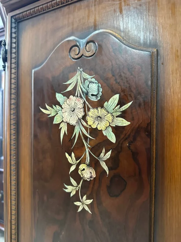 Комод-шафа з квітковим розписом