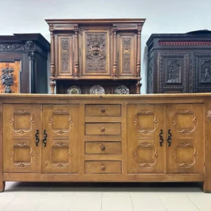 Різьблений дубовий комод