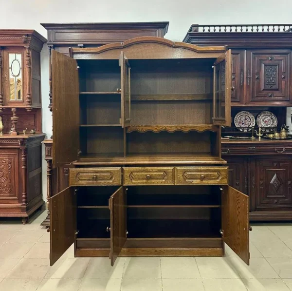 Дубова вітрина-сервант з вигнутим карнизом