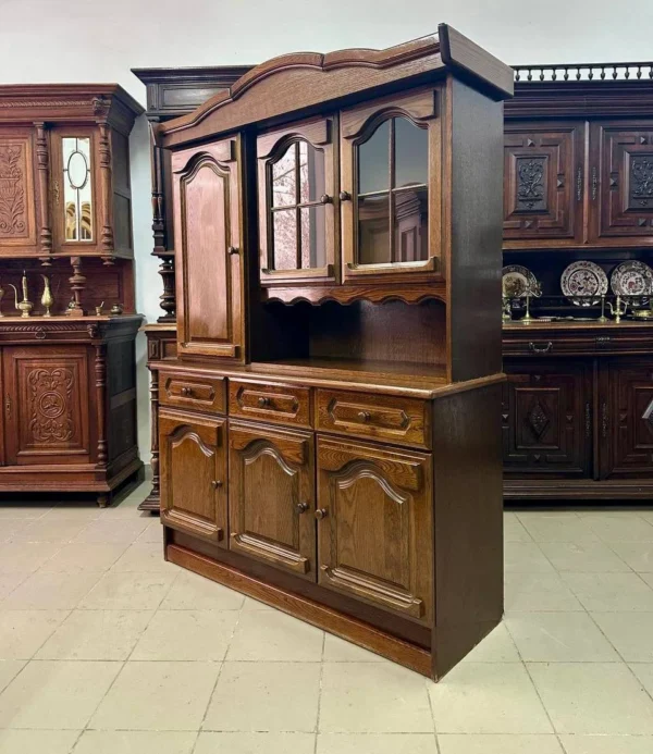 Дубова вітрина-сервант з вигнутим карнизом