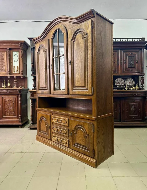 Дубова вітрина-сервант