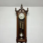 Настінний годинник з маятником