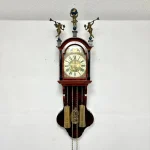 Настінний годинник фризького стилю