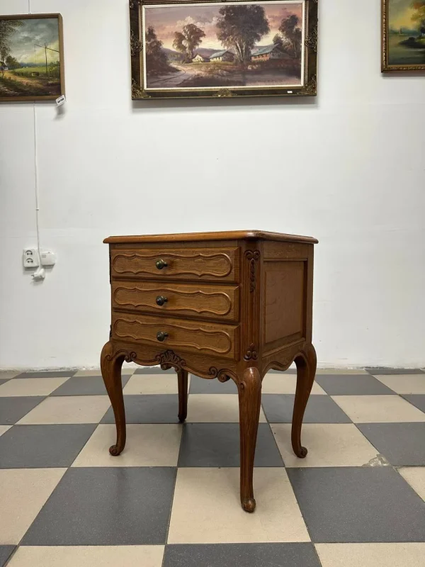 Компактний різьблений комод