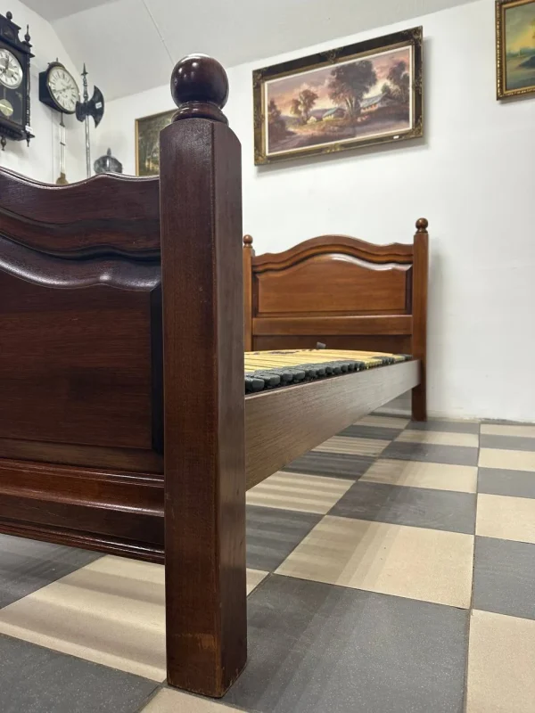 Дубове ліжко