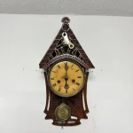 Настінний різьблений годинник