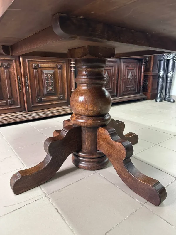 Масивний дубовий стіл