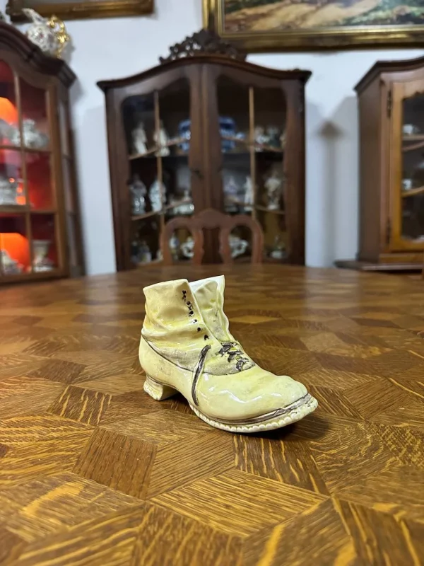 Порцеляновий черевик Ціна 450 грн(код 7836) Висота 9 см Довжина 16 см Ширина 6 см