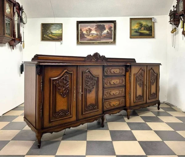 Різьблений буфет-комод