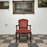 Крісло з кораловою оббивкою