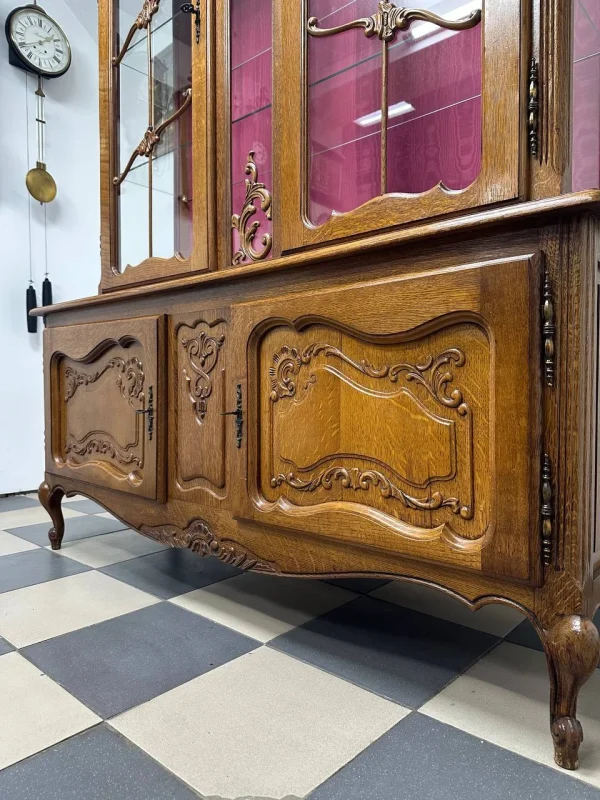 Елегантна дубова вітрина-буфет