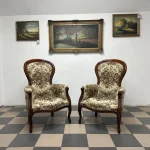 Крісло з квітковим гобеленом