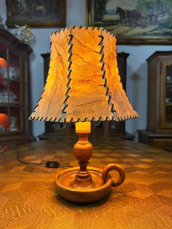 Настільна лампа з абажуром із натуральної шкіри