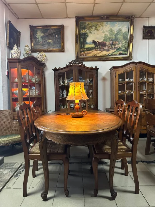 Настільна лампа з абажуром із натуральної шкіри