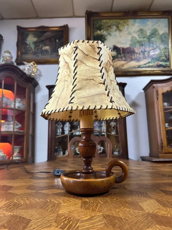 Настільна лампа з абажуром із натуральної шкіри