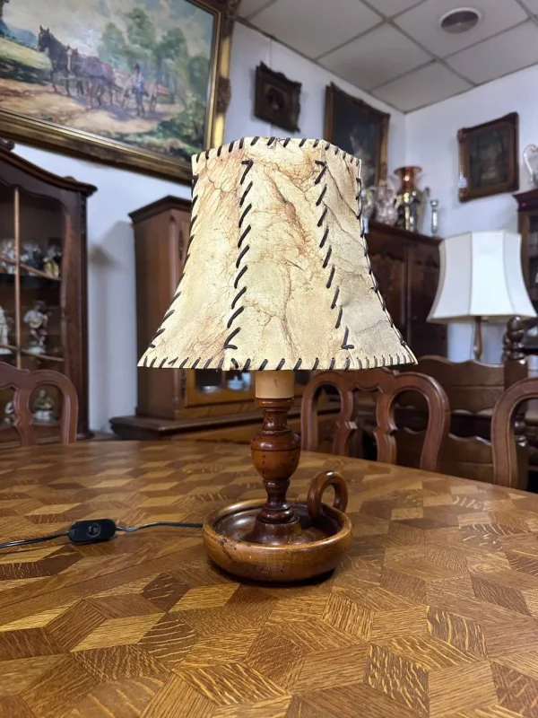 Настільна лампа з абажуром із натуральної шкіри