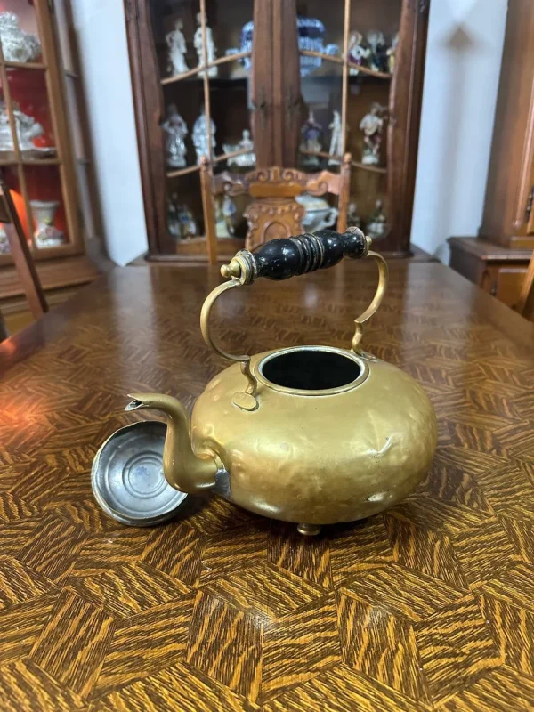 Латунний чайник