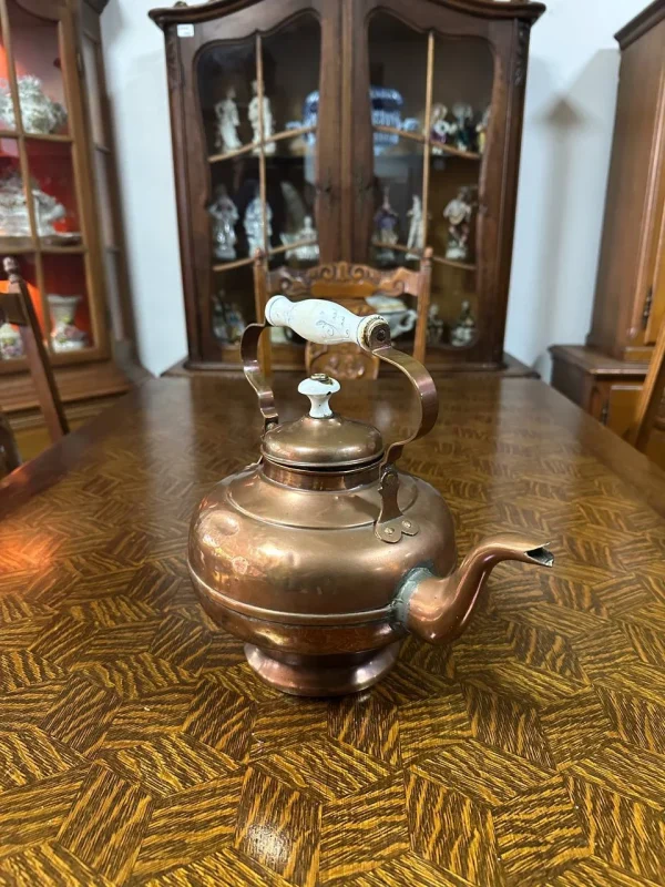 Вінтажний мідний чайник