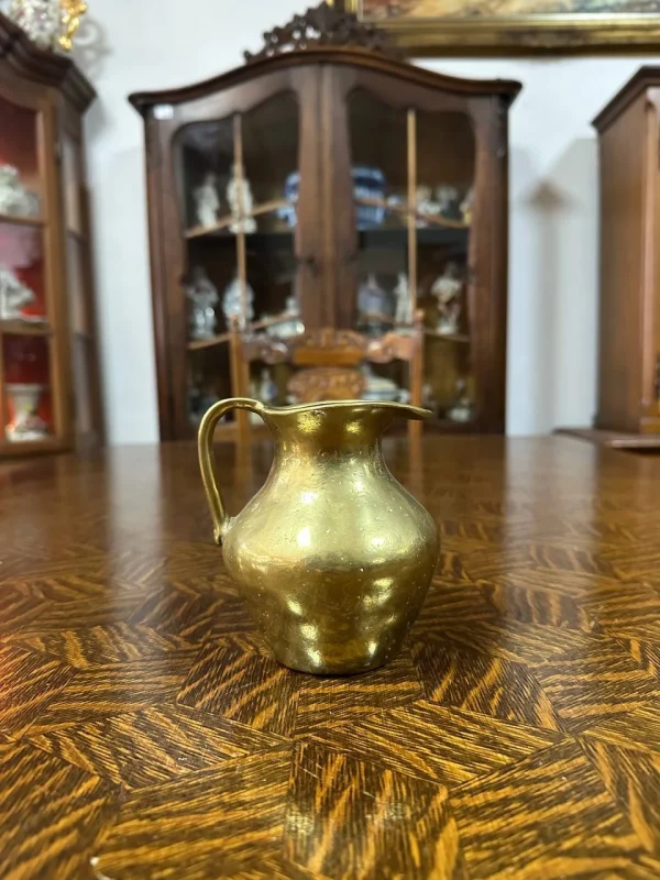 Компактний латунний глечик