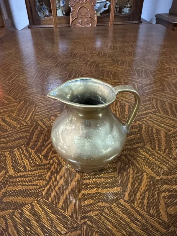 Компактний латунний глечик