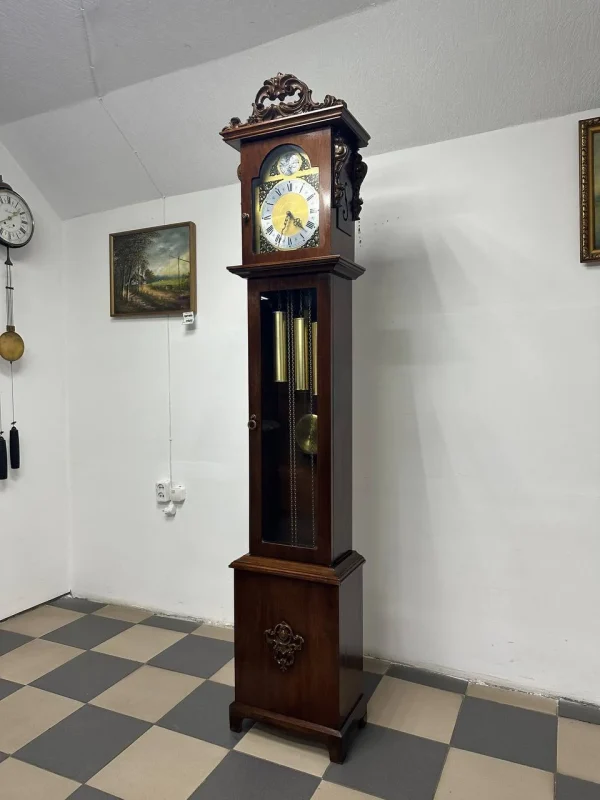 Підлоговий годинник