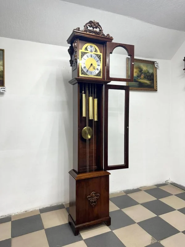 Підлоговий годинник