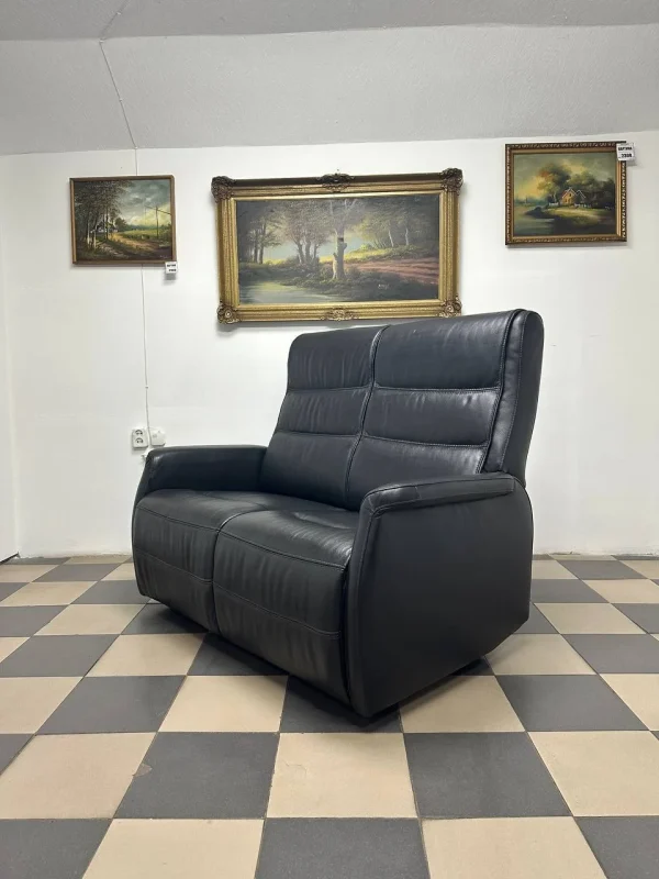 Шкіряний диван з високою спинкою